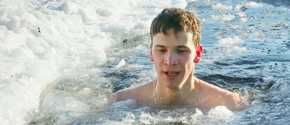 Im kalten Wasser schwimmen lernen
