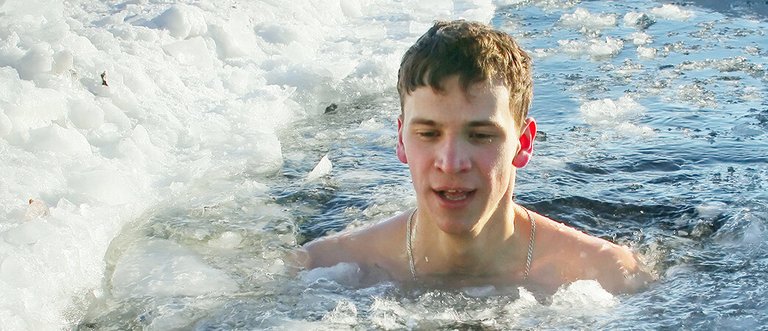 Im kalten Wasser schwimmen lernen